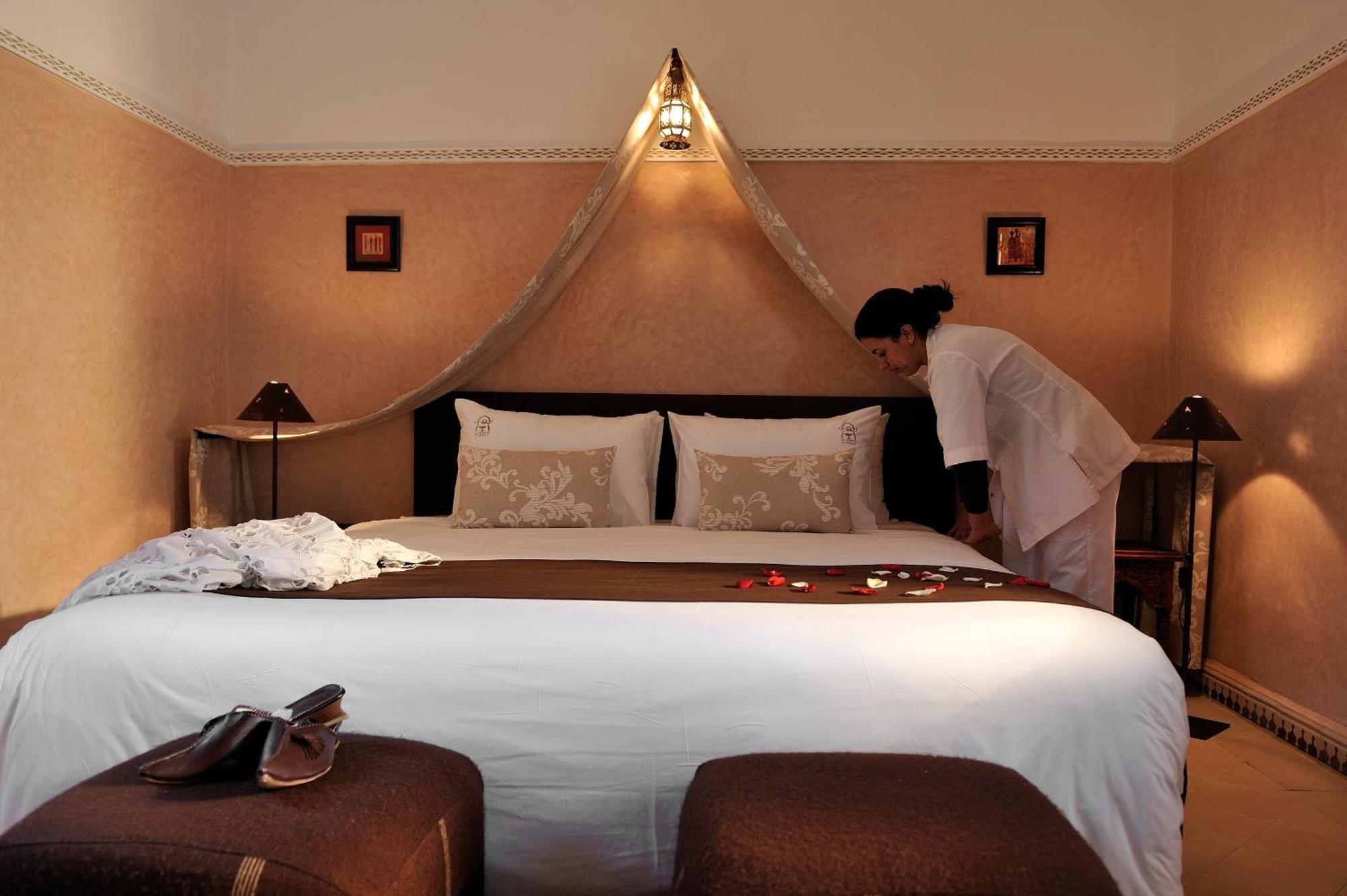 Riad Le Jardin D'Abdou Марракеш Экстерьер фото A chambermaid making a bed